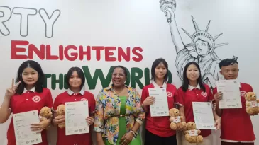 Các em nhận chứng chỉ kỳ thi KET ngày 20.07.2025